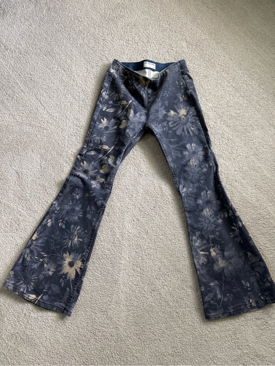 We The Free Denim - We The Free stretch Navy Floral Wide-Leg Jeans with Beige Accents